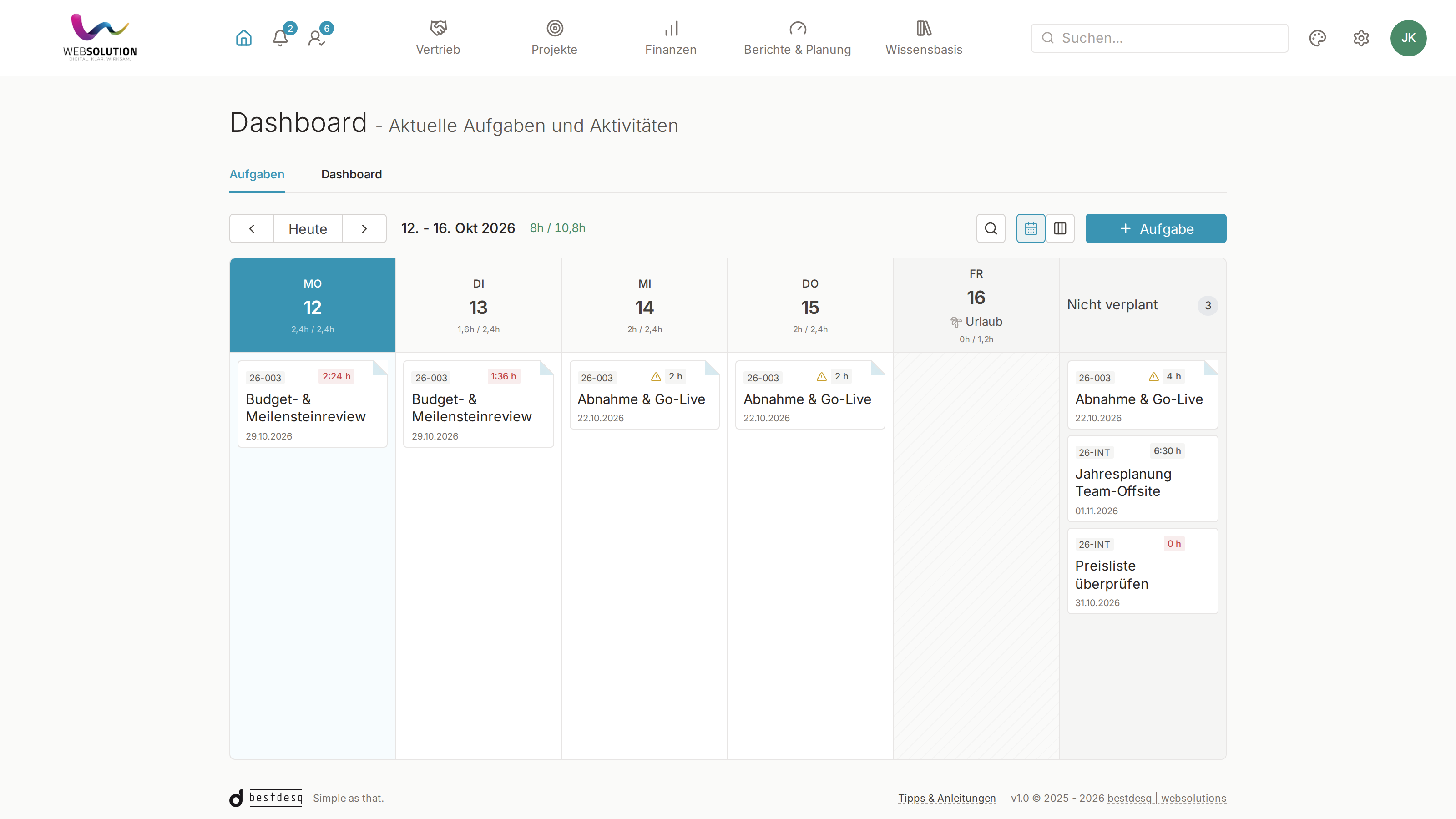 Wochenkalender im Dashboard für den 12. bis 16. Oktober: Budget- und Meilensteinreview am Montag und Dienstag, Abnahme und Go-Live am Mittwoch und Donnerstag, der Freitag ist Urlaub; neben dem Datum die Wochensumme 8h / 10,8h, rechts die Spalte Nicht verplant mit drei Aufgaben
