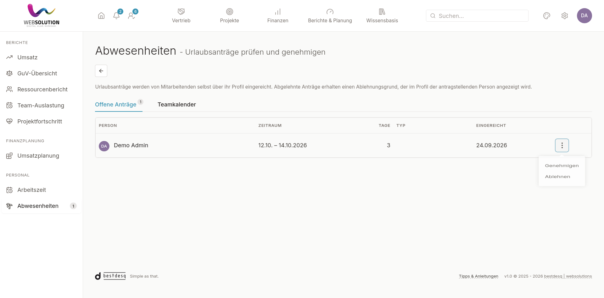 Abwesenheiten, Reiter Offene Anträge mit einem Antrag vom 12. bis 14. Oktober über drei Tage, das Aktionsmenü ist geöffnet mit Genehmigen und Ablehnen